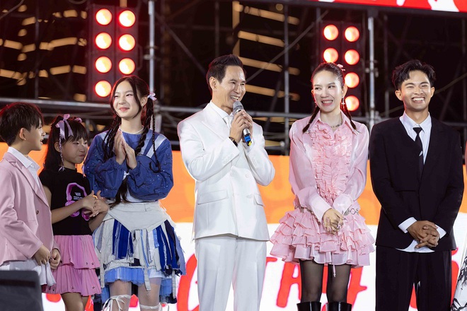 Ái nữ nhà Lý Hải - Minh Hà bùng nổ visual, giọng hát, vũ đạo được khen như idol- Ảnh 7. Ái nữ nhà Lý Hải - Minh Hà bùng nổ visual, giọng hát, vũ đạo được khen như idol- Ảnh 7.