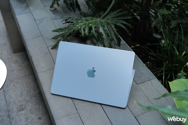 Bí ẩn màu xanh Sky Blue trên MacBook Air M4: Lúc xanh, lúc chuyển sắc xám chẳng khác gì bầu trời- Ảnh 5. Bí ẩn màu xanh Sky Blue trên MacBook Air M4: Lúc xanh, lúc chuyển sắc xám chẳng khác gì bầu trời- Ảnh 5.