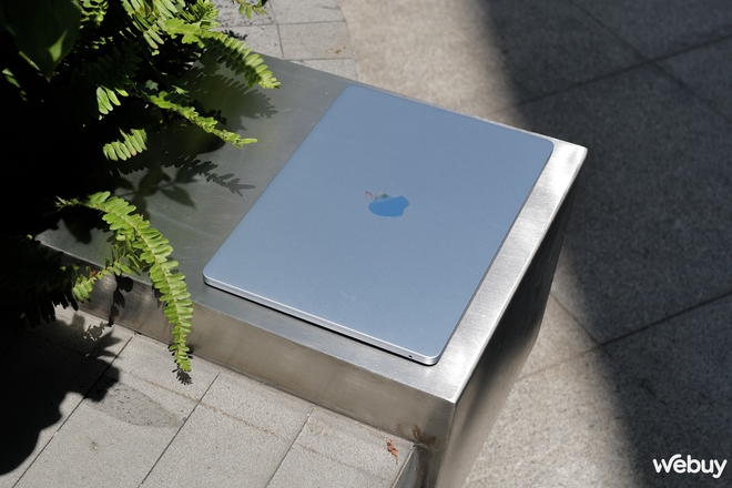 Bí ẩn màu xanh Sky Blue trên MacBook Air M4: Lúc xanh, lúc chuyển sắc xám chẳng khác gì bầu trời- Ảnh 4. Bí ẩn màu xanh Sky Blue trên MacBook Air M4: Lúc xanh, lúc chuyển sắc xám chẳng khác gì bầu trời- Ảnh 4.
