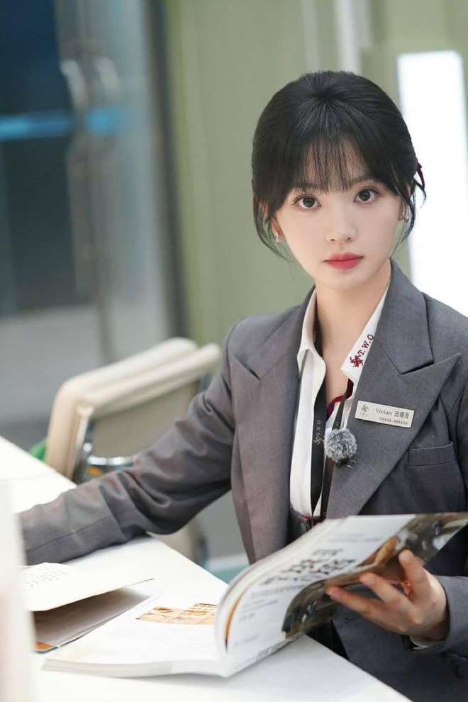 6 đại mỹ nhân Cbiz bỏ váy diện đồ công chức: Lưu Diệc Phi là "sếp nữ" ai cũng muốn có- Ảnh 6. 6 đại mỹ nhân Cbiz bỏ váy diện đồ công chức: Lưu Diệc Phi là "sếp nữ" ai cũng muốn có- Ảnh 6.