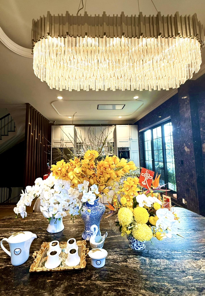 Nữ diễn viên sở hữu biệt thự 600m2 ở khu đắt đỏ Hà Nội, 10 siêu thị đông khách, được chồng cưng chiều- Ảnh 5. Nữ diễn viên sở hữu biệt thự 600m2 ở khu đắt đỏ Hà Nội, 10 siêu thị đông khách, được chồng cưng chiều- Ảnh 5.