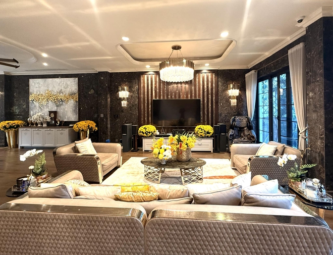 Nữ diễn viên sở hữu biệt thự 600m2 ở khu đắt đỏ Hà Nội, 10 siêu thị đông khách, được chồng cưng chiều- Ảnh 4. Nữ diễn viên sở hữu biệt thự 600m2 ở khu đắt đỏ Hà Nội, 10 siêu thị đông khách, được chồng cưng chiều- Ảnh 4.