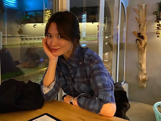 Style đi du lịch chất đến từng bộ của Song Hye Kyo- Ảnh 6. Style đi du lịch chất đến từng bộ của Song Hye Kyo- Ảnh 6.