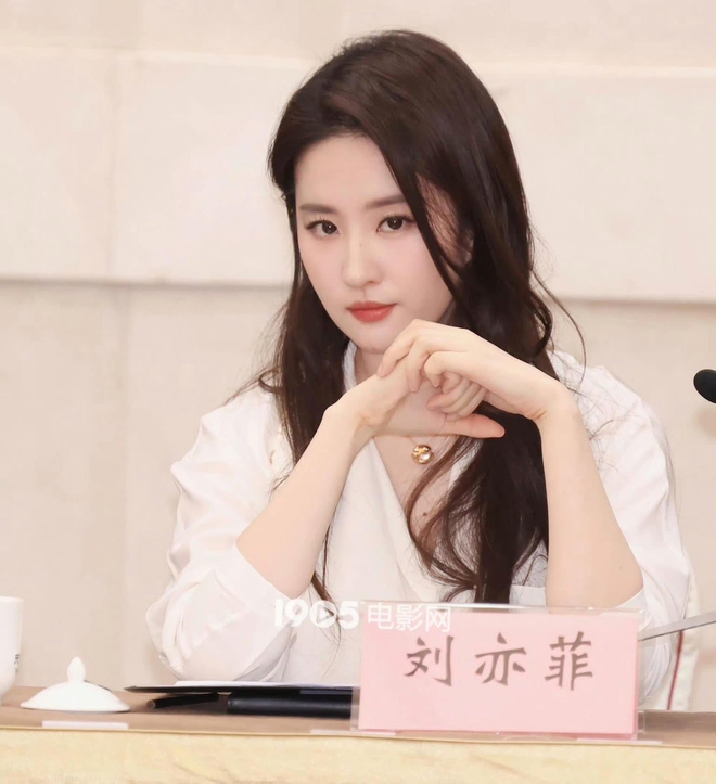 6 đại mỹ nhân Cbiz bỏ váy diện đồ công chức: Lưu Diệc Phi là "sếp nữ" ai cũng muốn có- Ảnh 11. 6 đại mỹ nhân Cbiz bỏ váy diện đồ công chức: Lưu Diệc Phi là "sếp nữ" ai cũng muốn có- Ảnh 11.