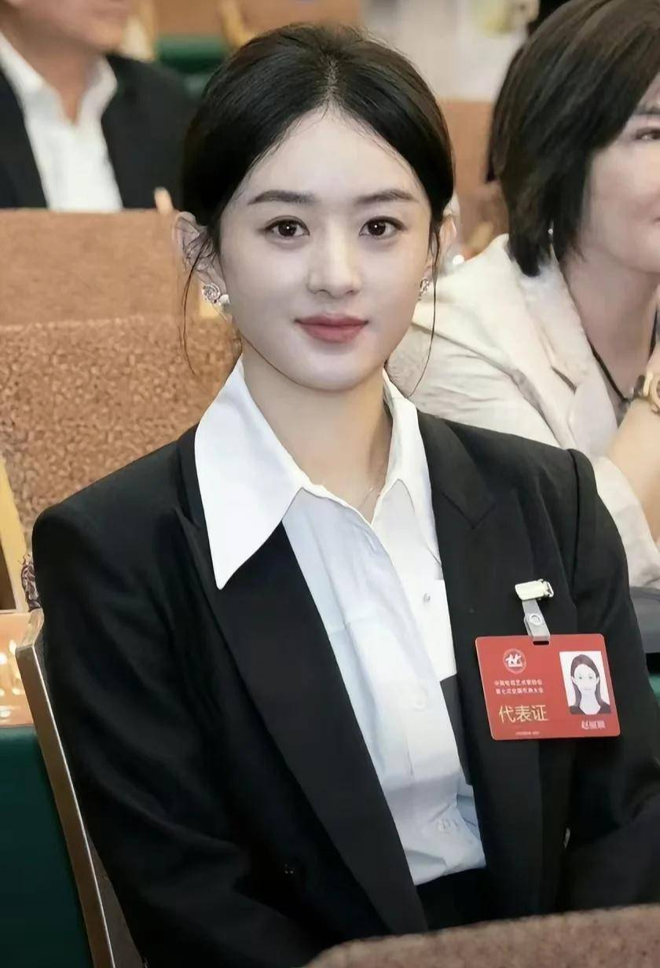6 đại mỹ nhân Cbiz bỏ váy diện đồ công chức: Lưu Diệc Phi là "sếp nữ" ai cũng muốn có- Ảnh 9. 6 đại mỹ nhân Cbiz bỏ váy diện đồ công chức: Lưu Diệc Phi là "sếp nữ" ai cũng muốn có- Ảnh 9.