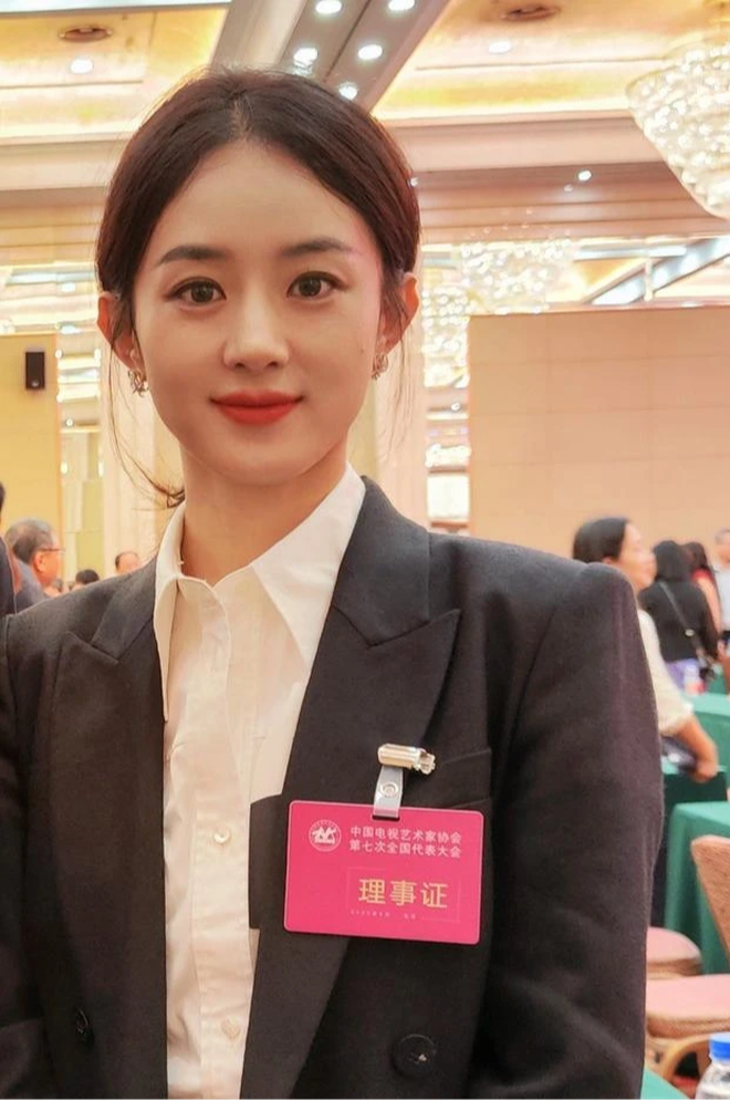 6 đại mỹ nhân Cbiz bỏ váy diện đồ công chức: Lưu Diệc Phi là "sếp nữ" ai cũng muốn có- Ảnh 10. 6 đại mỹ nhân Cbiz bỏ váy diện đồ công chức: Lưu Diệc Phi là "sếp nữ" ai cũng muốn có- Ảnh 10.