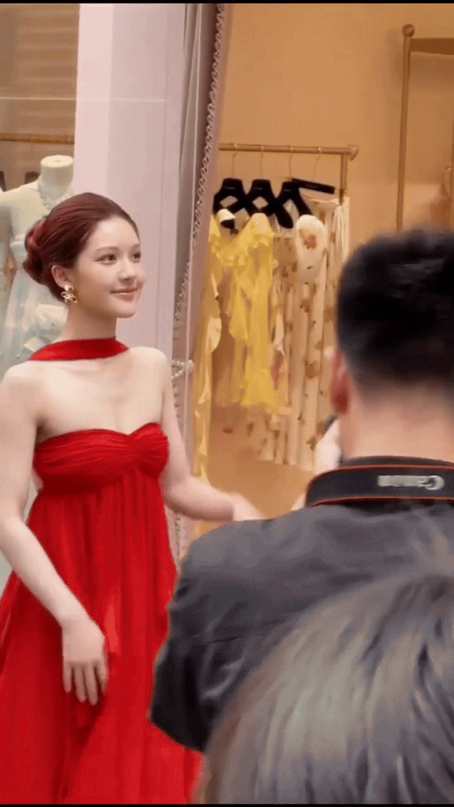 Triệu Lộ Tư khó dỗ dành netizen: Đỏ rực giữa phố vẫn không chinh phục được số đông- Ảnh 1. Triệu Lộ Tư khó dỗ dành netizen: Đỏ rực giữa phố vẫn không chinh phục được số đông- Ảnh 1.