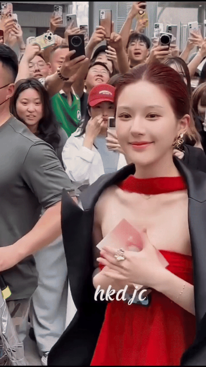 Triệu Lộ Tư khó dỗ dành netizen: Đỏ rực giữa phố vẫn không chinh phục được số đông- Ảnh 5. Triệu Lộ Tư khó dỗ dành netizen: Đỏ rực giữa phố vẫn không chinh phục được số đông- Ảnh 5.