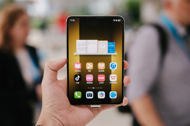 Huawei Pura X: Thiết kế độc lạ có 1-0-2, vượt ngưỡng flagship nội địa trở thành biểu tượng xa xỉ, mới ra mắt đã tạo địa chấn - Ảnh 3. Huawei Pura X: Thiết kế độc lạ có 1-0-2, vượt ngưỡng flagship nội địa trở thành biểu tượng xa xỉ, mới ra mắt đã tạo địa chấn - Ảnh 3.