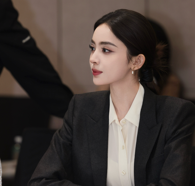 6 đại mỹ nhân Cbiz bỏ váy diện đồ công chức: Lưu Diệc Phi là "sếp nữ" ai cũng muốn có- Ảnh 8. 6 đại mỹ nhân Cbiz bỏ váy diện đồ công chức: Lưu Diệc Phi là "sếp nữ" ai cũng muốn có- Ảnh 8.