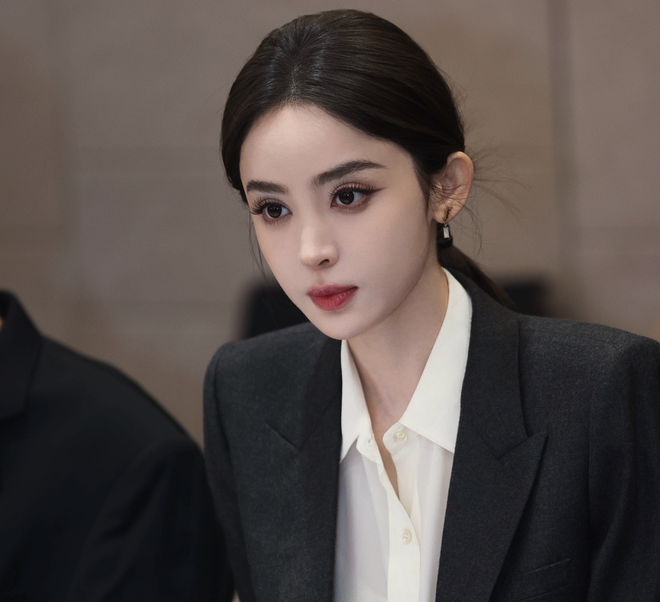 6 đại mỹ nhân Cbiz bỏ váy diện đồ công chức: Lưu Diệc Phi là "sếp nữ" ai cũng muốn có- Ảnh 7. 6 đại mỹ nhân Cbiz bỏ váy diện đồ công chức: Lưu Diệc Phi là "sếp nữ" ai cũng muốn có- Ảnh 7.
