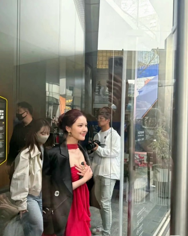 Triệu Lộ Tư khó dỗ dành netizen: Đỏ rực giữa phố vẫn không chinh phục được số đông- Ảnh 3. Triệu Lộ Tư khó dỗ dành netizen: Đỏ rực giữa phố vẫn không chinh phục được số đông- Ảnh 3.