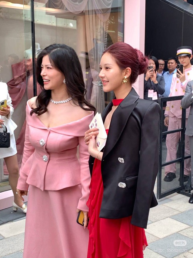 Triệu Lộ Tư khó dỗ dành netizen: Đỏ rực giữa phố vẫn không chinh phục được số đông- Ảnh 7. Triệu Lộ Tư khó dỗ dành netizen: Đỏ rực giữa phố vẫn không chinh phục được số đông- Ảnh 7.