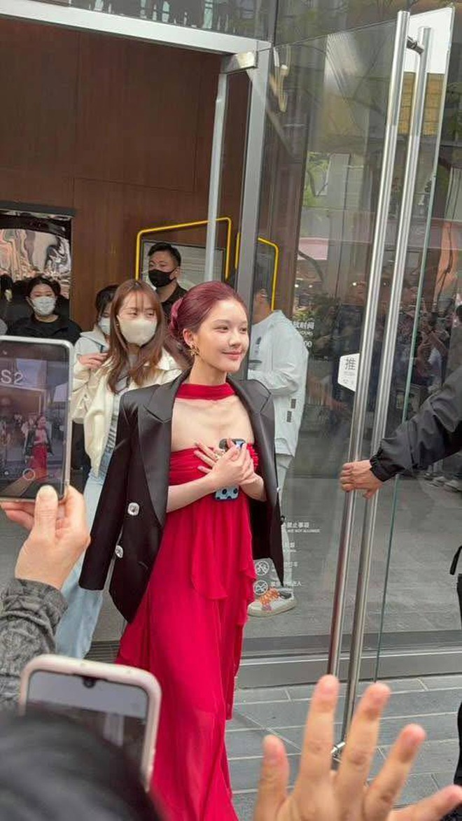 Triệu Lộ Tư khó dỗ dành netizen: Đỏ rực giữa phố vẫn không chinh phục được số đông- Ảnh 2. Triệu Lộ Tư khó dỗ dành netizen: Đỏ rực giữa phố vẫn không chinh phục được số đông- Ảnh 2.