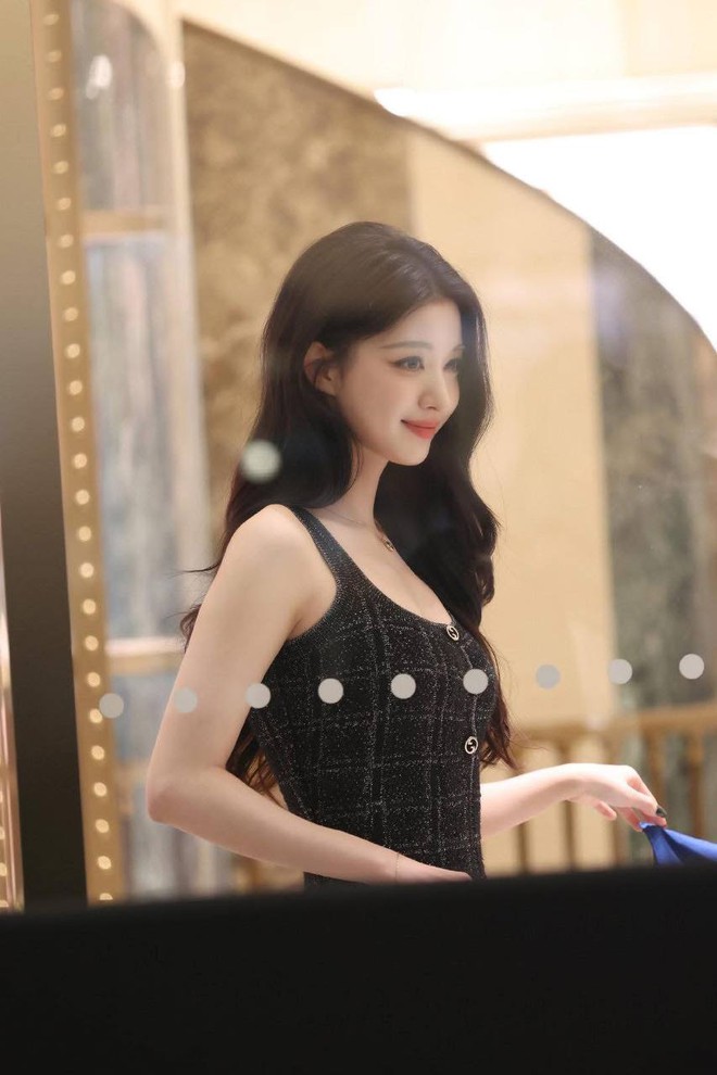 Búp bê cổ trang cũng phải chịu thua trước đôi chân triệu đô của "bản sao Lưu Diệc Phi"- Ảnh 7. Búp bê cổ trang cũng phải chịu thua trước đôi chân triệu đô của "bản sao Lưu Diệc Phi"- Ảnh 7.