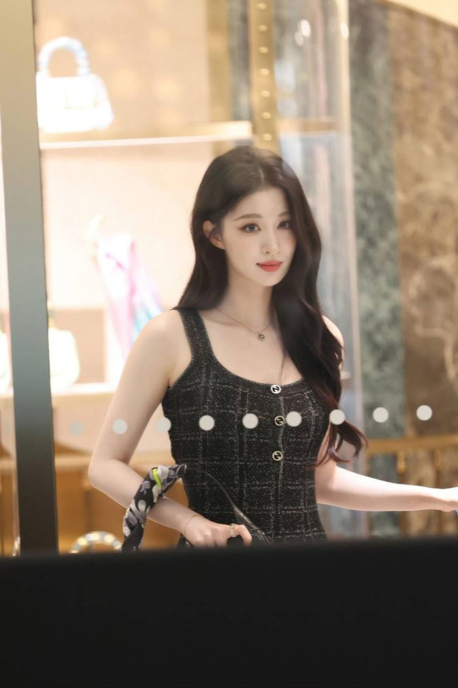 Búp bê cổ trang cũng phải chịu thua trước đôi chân triệu đô của "bản sao Lưu Diệc Phi"- Ảnh 3. Búp bê cổ trang cũng phải chịu thua trước đôi chân triệu đô của "bản sao Lưu Diệc Phi"- Ảnh 3.