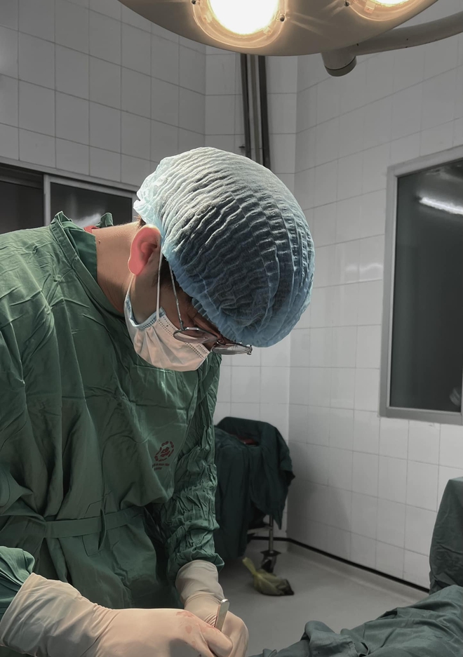 Chân dung bác sĩ Tuyên Quang khiến hội chị em thốt lên: "Không cần gây mê, em tự mê"- Ảnh 9. Chân dung bác sĩ Tuyên Quang khiến hội chị em thốt lên: "Không cần gây mê, em tự mê"- Ảnh 9.