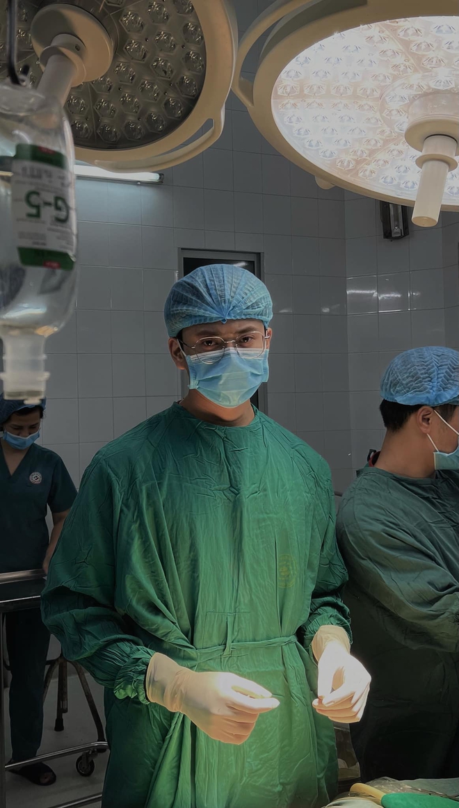 Chân dung bác sĩ Tuyên Quang khiến hội chị em thốt lên: "Không cần gây mê, em tự mê"- Ảnh 1. Chân dung bác sĩ Tuyên Quang khiến hội chị em thốt lên: "Không cần gây mê, em tự mê"- Ảnh 1.
