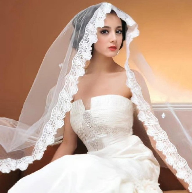 Tạo hình cô dâu xấu nhất của Địch Lệ Nhiệt Ba đây rồi- Ảnh 1. Tạo hình cô dâu xấu nhất của Địch Lệ Nhiệt Ba đây rồi- Ảnh 1.