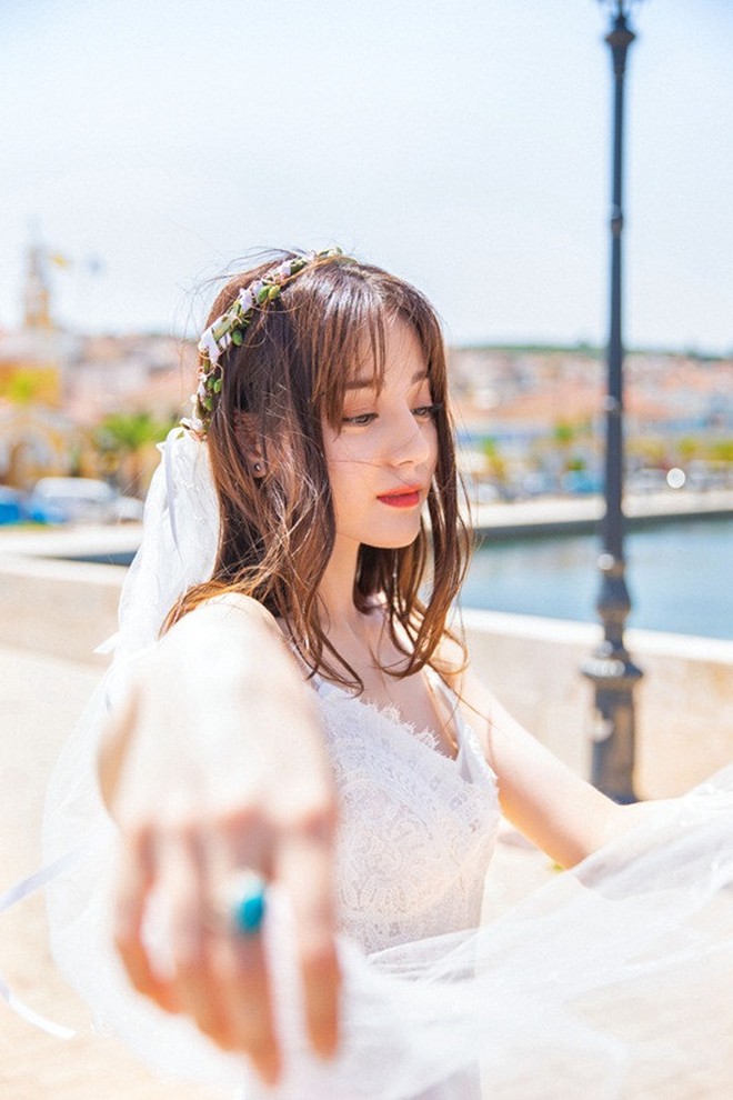 Tạo hình cô dâu xấu nhất của Địch Lệ Nhiệt Ba đây rồi- Ảnh 10. Tạo hình cô dâu xấu nhất của Địch Lệ Nhiệt Ba đây rồi- Ảnh 10.