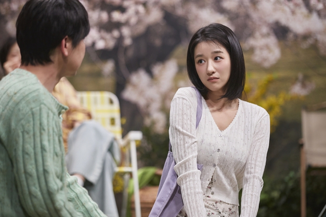 Seo Ye Ji "bẹo hình bẹo dạng" trong show mới, visual tuổi 35 thế nào mà netizen ồ ạt đòi trở lại?- Ảnh 4. Seo Ye Ji "bẹo hình bẹo dạng" trong show mới, visual tuổi 35 thế nào mà netizen ồ ạt đòi trở lại?- Ảnh 4.