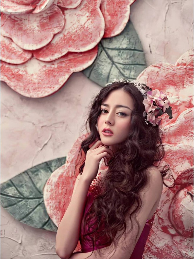 Tạo hình cô dâu xấu nhất của Địch Lệ Nhiệt Ba đây rồi- Ảnh 5. Tạo hình cô dâu xấu nhất của Địch Lệ Nhiệt Ba đây rồi- Ảnh 5.