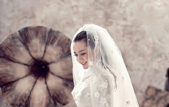Tạo hình cô dâu xấu nhất của Địch Lệ Nhiệt Ba đây rồi- Ảnh 6. Tạo hình cô dâu xấu nhất của Địch Lệ Nhiệt Ba đây rồi- Ảnh 6.