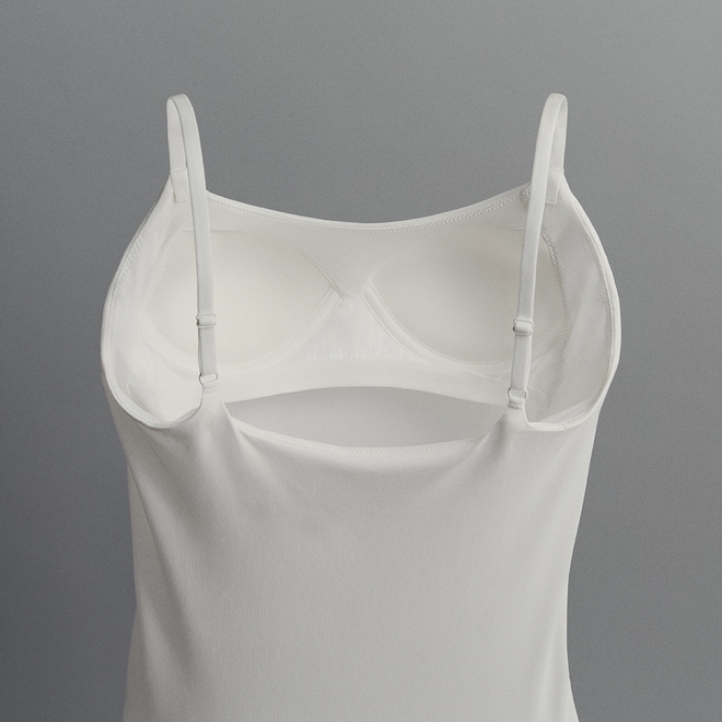 Giải mã Bra Top của Uniqlo: Từ chiếc áo dây cúp ngực có thể tháo rời đến biểu tượng vượt thoát khỏi những quy tắc nghiêm ngặt của thời trang- Ảnh 2.