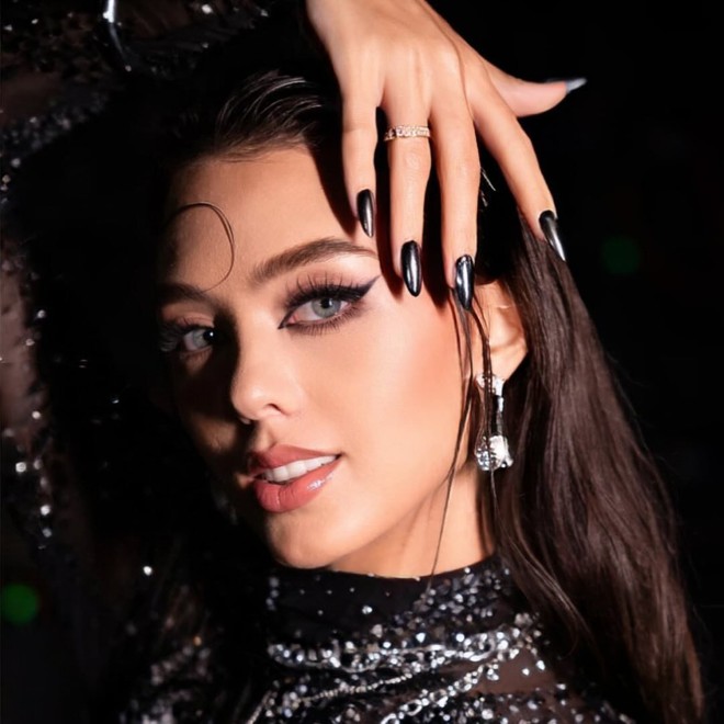 Vợ mẫu t&acirc;y B&ugrave;i Tiến Dũng khoe vai trần đẹp cực đỉnh khi đi diễn, kh&aacute;c hẳn l&uacute;c ở nh&agrave; với chồng cầu thủ- Ảnh 7.