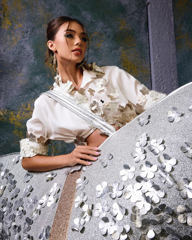 Vợ mẫu t&acirc;y B&ugrave;i Tiến Dũng khoe vai trần đẹp cực đỉnh khi đi diễn, kh&aacute;c hẳn l&uacute;c ở nh&agrave; với chồng cầu thủ- Ảnh 5.