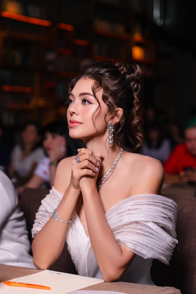 Vợ mẫu t&acirc;y B&ugrave;i Tiến Dũng khoe vai trần đẹp cực đỉnh khi đi diễn, kh&aacute;c hẳn l&uacute;c ở nh&agrave; với chồng cầu thủ- Ảnh 8.