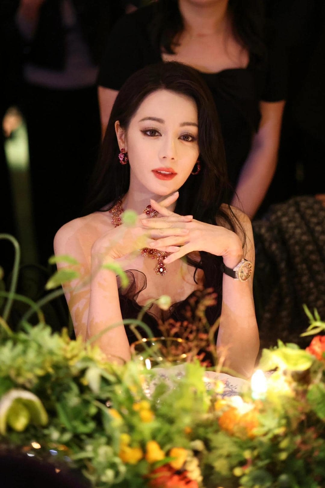 Địch Lệ Nhiệt Ba "đánh úp" khiến dân tình trở tay không kịp- Ảnh 16. Địch Lệ Nhiệt Ba "đánh úp" khiến dân tình trở tay không kịp- Ảnh 16.