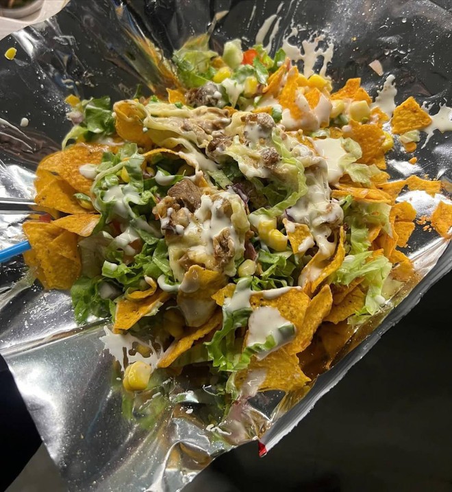 65k gói bim bim mang danh “tacos đi bộ” ở Hà Nội khiến dân tình xôn xao, càng “dậy sóng hơn” khi chủ quán lên tiếng- Ảnh 8. 65k gói bim bim mang danh “tacos đi bộ” ở Hà Nội khiến dân tình xôn xao, càng “dậy sóng hơn” khi chủ quán lên tiếng- Ảnh 8.