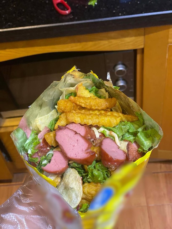 65k gói bim bim mang danh “tacos đi bộ” ở Hà Nội khiến dân tình xôn xao, càng “dậy sóng hơn” khi chủ quán lên tiếng- Ảnh 11. 65k gói bim bim mang danh “tacos đi bộ” ở Hà Nội khiến dân tình xôn xao, càng “dậy sóng hơn” khi chủ quán lên tiếng- Ảnh 11.