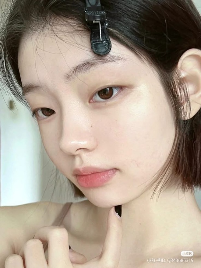 Tưởng thiếu bước makeup này sẽ kém xinh, ai ngờ lại thành 'trend hack tuổi' của hội sao Hàn- Ảnh 17. Tưởng thiếu bước makeup này sẽ kém xinh, ai ngờ lại thành 'trend hack tuổi' của hội sao Hàn- Ảnh 17.