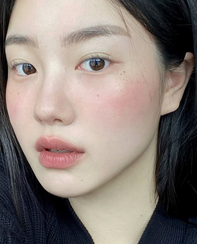 Tưởng thiếu bước makeup này sẽ kém xinh, ai ngờ lại thành 'trend hack tuổi' của hội sao Hàn- Ảnh 19. Tưởng thiếu bước makeup này sẽ kém xinh, ai ngờ lại thành 'trend hack tuổi' của hội sao Hàn- Ảnh 19.