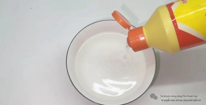 5 phút vệ sinh quạt điện không cần tháo khung, phụ nữ cũng làm "ngon lành", sạch bong như mới- Ảnh 2. 5 phút vệ sinh quạt điện không cần tháo khung, phụ nữ cũng làm "ngon lành", sạch bong như mới- Ảnh 2.