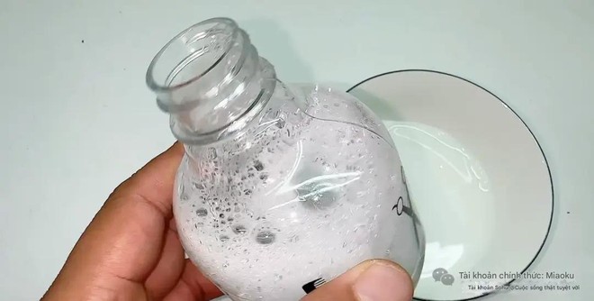 5 phút vệ sinh quạt điện không cần tháo khung, phụ nữ cũng làm "ngon lành", sạch bong như mới- Ảnh 3. 5 phút vệ sinh quạt điện không cần tháo khung, phụ nữ cũng làm "ngon lành", sạch bong như mới- Ảnh 3.