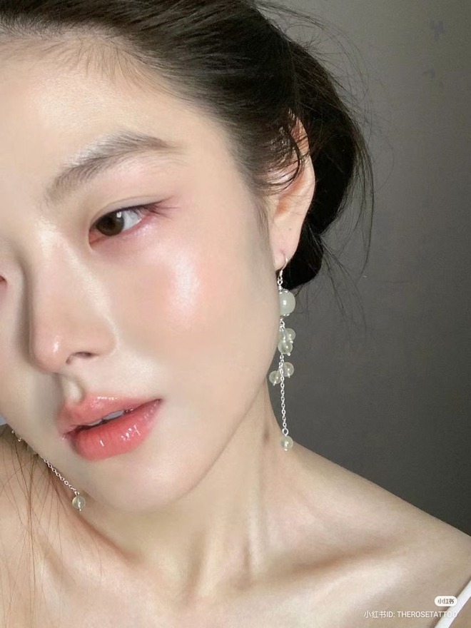 Tưởng thiếu bước makeup này sẽ kém xinh, ai ngờ lại thành 'trend hack tuổi' của hội sao Hàn- Ảnh 20. Tưởng thiếu bước makeup này sẽ kém xinh, ai ngờ lại thành 'trend hack tuổi' của hội sao Hàn- Ảnh 20.