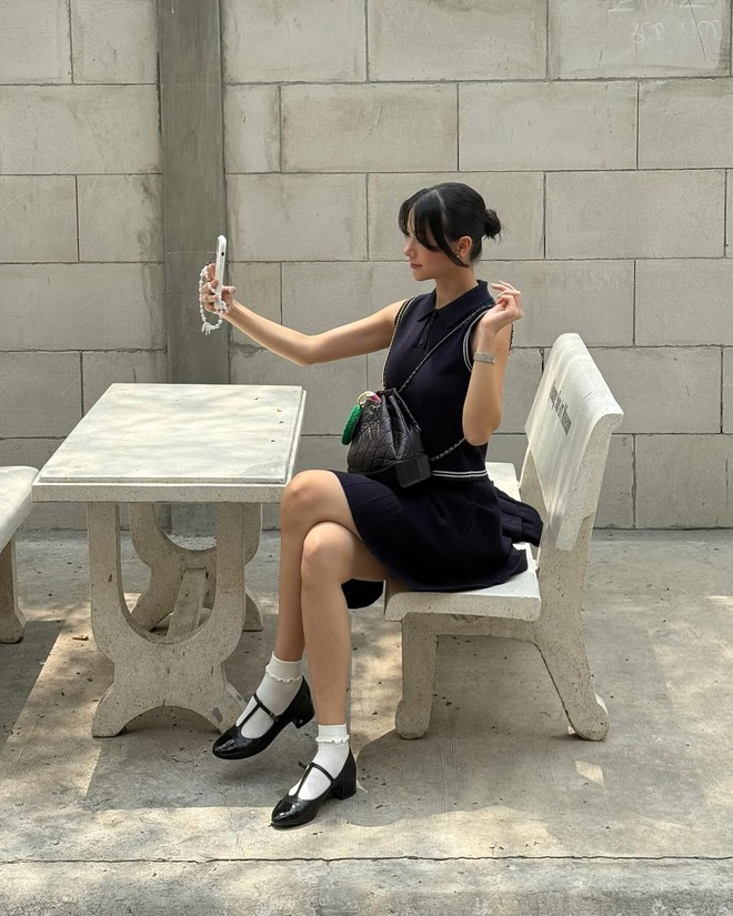 Hội mỹ nhân Việt có bộ sưu tập giày bệt tuyệt đỉnh: 5 đôi phối thế nào cũng trẻ và sang- Ảnh 9. Hội mỹ nhân Việt có bộ sưu tập giày bệt tuyệt đỉnh: 5 đôi phối thế nào cũng trẻ và sang- Ảnh 9.