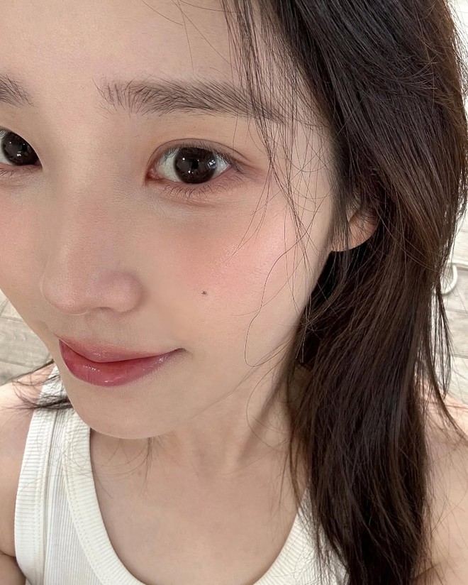 Tưởng thiếu bước makeup này sẽ kém xinh, ai ngờ lại thành 'trend hack tuổi' của hội sao Hàn- Ảnh 1. Tưởng thiếu bước makeup này sẽ kém xinh, ai ngờ lại thành 'trend hack tuổi' của hội sao Hàn- Ảnh 1.