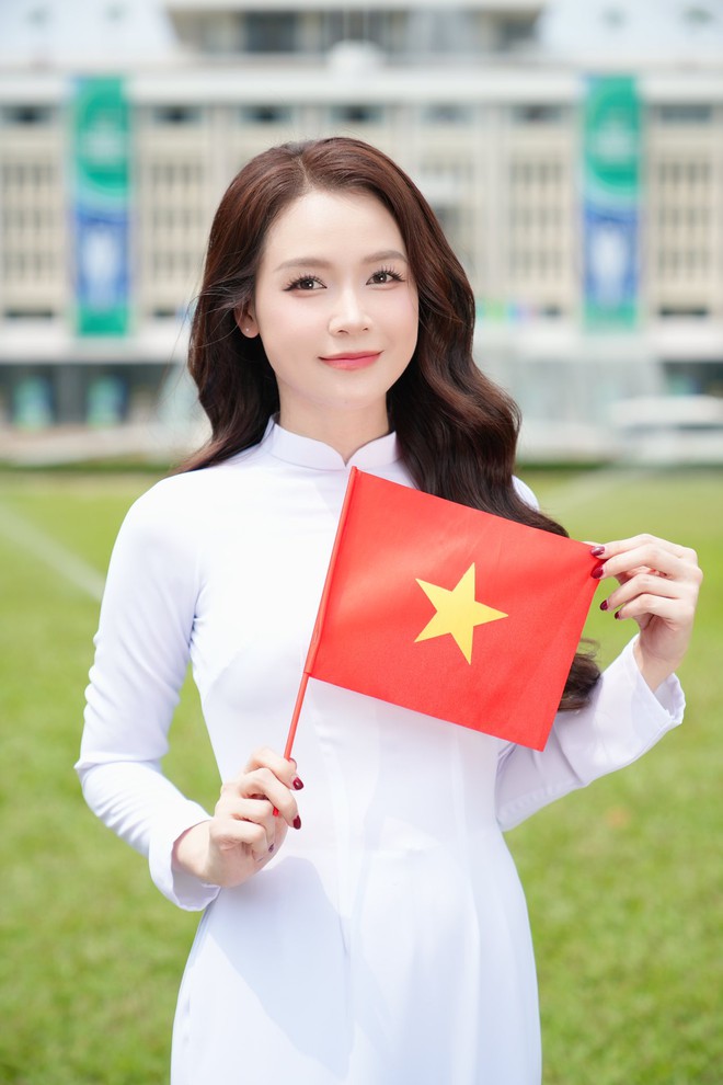 Giai nhân Vbiz nô nức mừng Đại Lễ 30/4: Áo dài lần nữa lên ngôi!- Ảnh 6. Giai nhân Vbiz nô nức mừng Đại Lễ 30/4: Áo dài lần nữa lên ngôi!- Ảnh 6.
