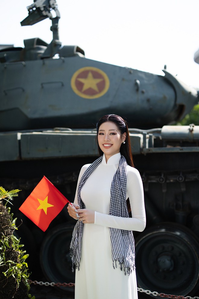 Giai nhân Vbiz nô nức mừng Đại Lễ 30/4: Áo dài lần nữa lên ngôi!- Ảnh 13. Giai nhân Vbiz nô nức mừng Đại Lễ 30/4: Áo dài lần nữa lên ngôi!- Ảnh 13.