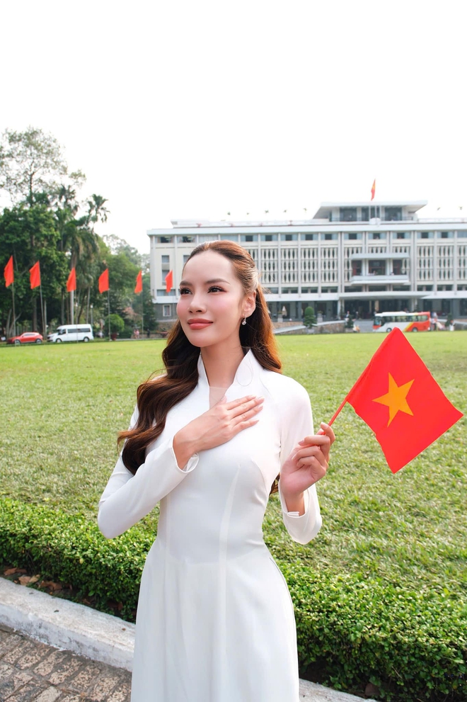 Giai nhân Vbiz nô nức mừng Đại Lễ 30/4: Áo dài lần nữa lên ngôi!- Ảnh 18. Giai nhân Vbiz nô nức mừng Đại Lễ 30/4: Áo dài lần nữa lên ngôi!- Ảnh 18.
