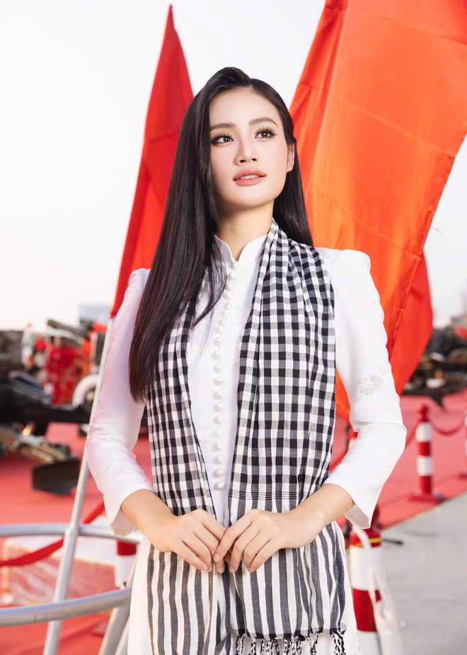 Giai nhân Vbiz nô nức mừng Đại Lễ 30/4: Áo dài lần nữa lên ngôi!- Ảnh 11. Giai nhân Vbiz nô nức mừng Đại Lễ 30/4: Áo dài lần nữa lên ngôi!- Ảnh 11.