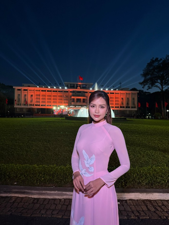Giai nhân Vbiz nô nức mừng Đại Lễ 30/4: Áo dài lần nữa lên ngôi!- Ảnh 23. Giai nhân Vbiz nô nức mừng Đại Lễ 30/4: Áo dài lần nữa lên ngôi!- Ảnh 23.