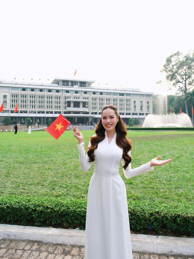 Giai nhân Vbiz nô nức mừng Đại Lễ 30/4: Áo dài lần nữa lên ngôi!- Ảnh 17. Giai nhân Vbiz nô nức mừng Đại Lễ 30/4: Áo dài lần nữa lên ngôi!- Ảnh 17.