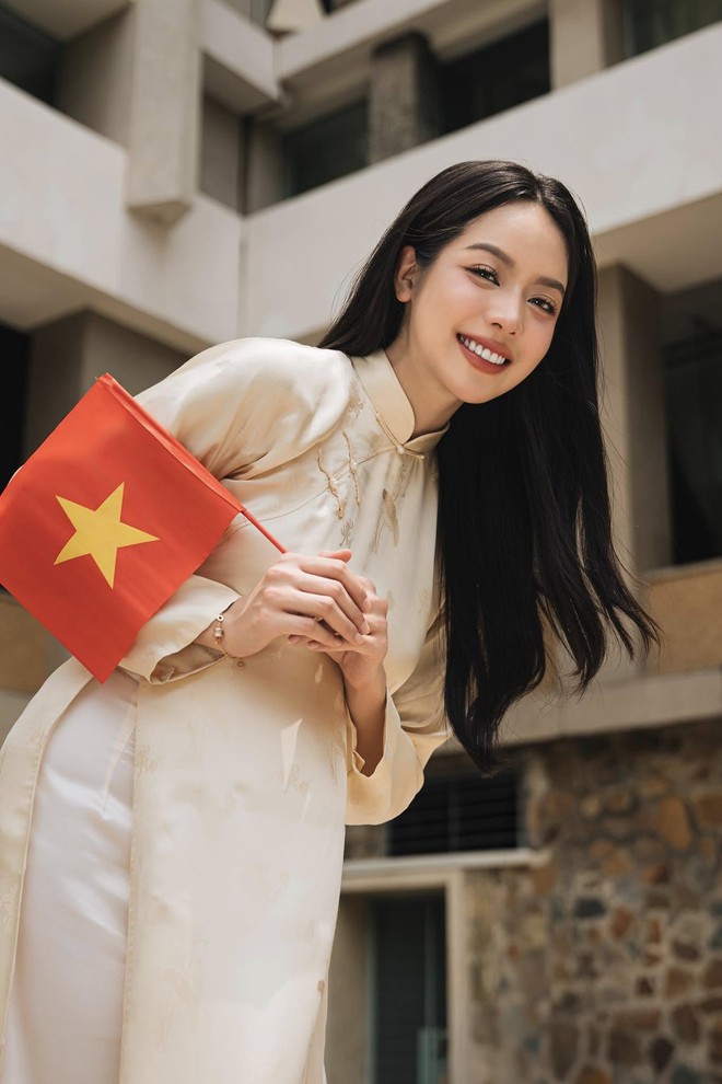 Giai nhân Vbiz nô nức mừng Đại Lễ 30/4: Áo dài lần nữa lên ngôi!- Ảnh 4. Giai nhân Vbiz nô nức mừng Đại Lễ 30/4: Áo dài lần nữa lên ngôi!- Ảnh 4.