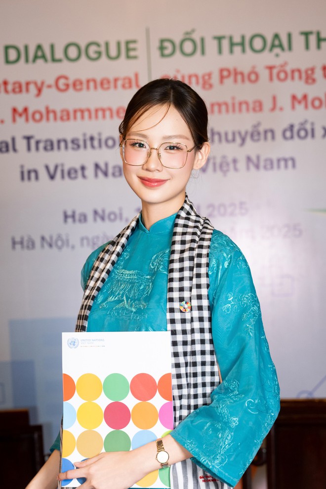 Giai nhân Vbiz nô nức mừng Đại Lễ 30/4: Áo dài lần nữa lên ngôi!- Ảnh 9. Giai nhân Vbiz nô nức mừng Đại Lễ 30/4: Áo dài lần nữa lên ngôi!- Ảnh 9.