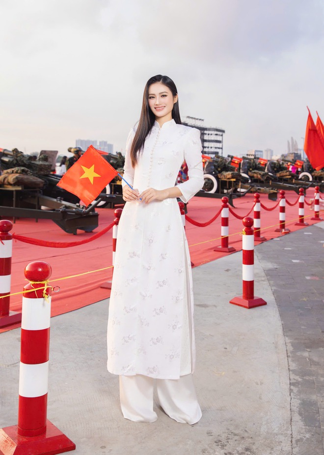 Giai nhân Vbiz nô nức mừng Đại Lễ 30/4: Áo dài lần nữa lên ngôi!- Ảnh 12. Giai nhân Vbiz nô nức mừng Đại Lễ 30/4: Áo dài lần nữa lên ngôi!- Ảnh 12.